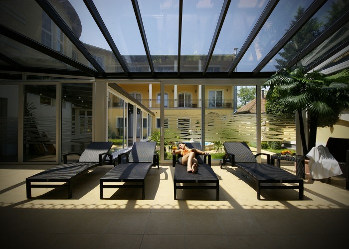 Kikapcsolódás a műrattan nyugágyakon a wellness részlegben