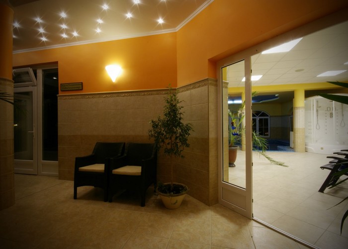 Wellness előtér este