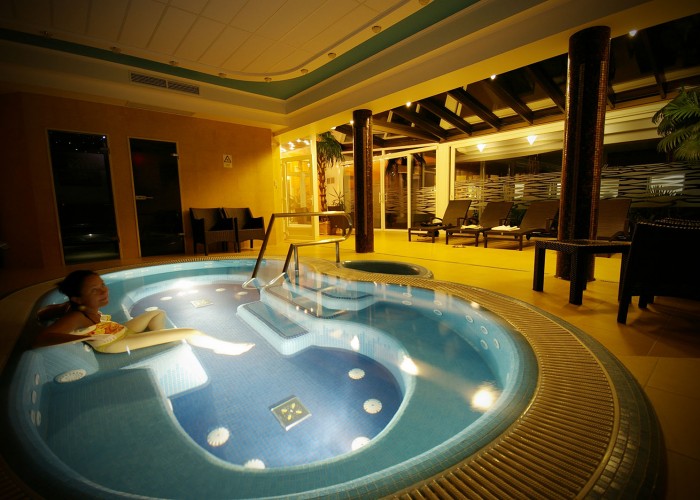 Jacuzzi, wellness masszázsmedence