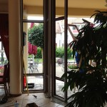 Megújul a Xavin Hotel - az étterem szélfogó bejárati ajtójának beépítése