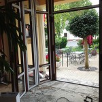 Megújul a Xavin Hotel - az étterem szélfogó bejárati ajtaja készül