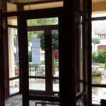 Megújul a Xavin Hotel - az étterem szélfogó bejárati portálja