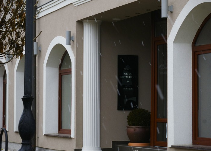 A harkányi Oliva étterem bejárata téli hóesésben