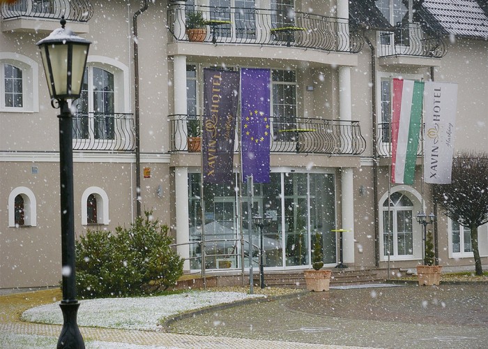 A Xavin Hotel látképe télen