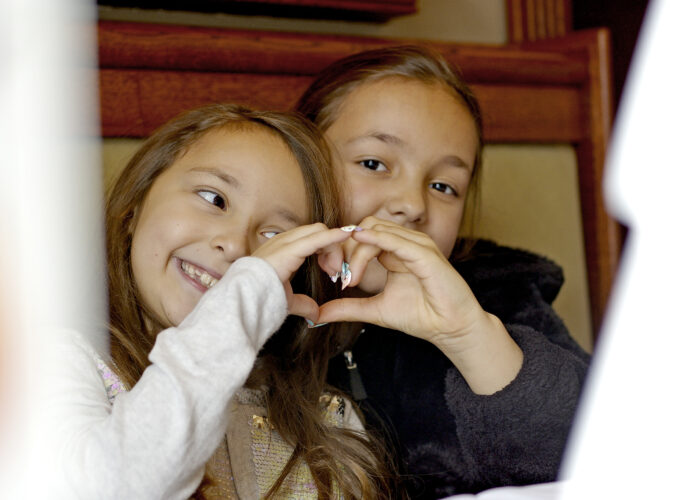 Xavin Hotel Harkány, szilveszteri rendezvény és csomagajánlat, lányok szívet formálnak a kezükkel