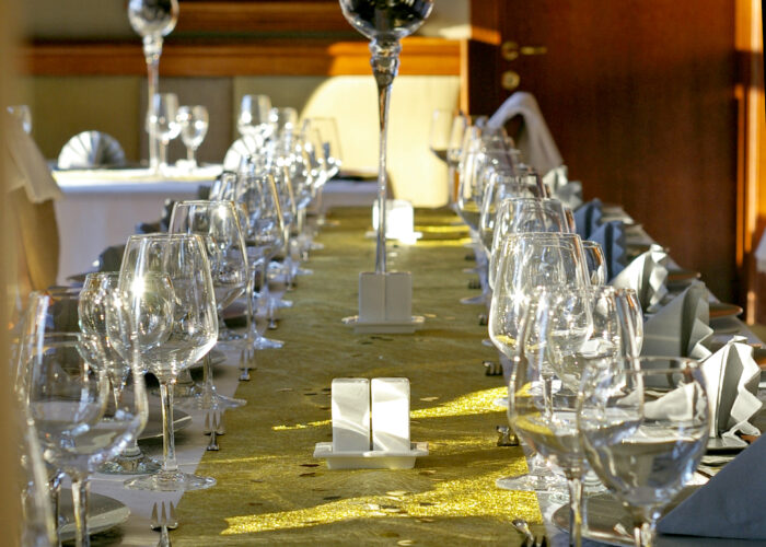 Xavin Hotel Harkány, szilveszteri rendezvény és csomagajánlat,  szépen megterített asztal, arany díszítés