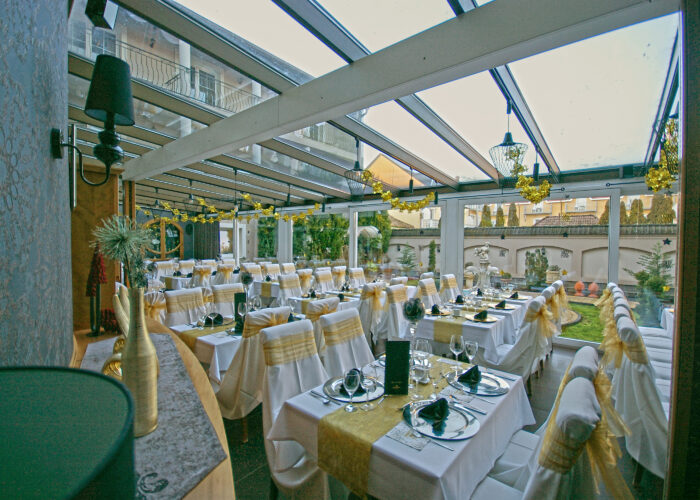 Xavin Hotel Harkány, szilveszteri rendezvény és csomagajánlat, télikert a megterített asztalokkal