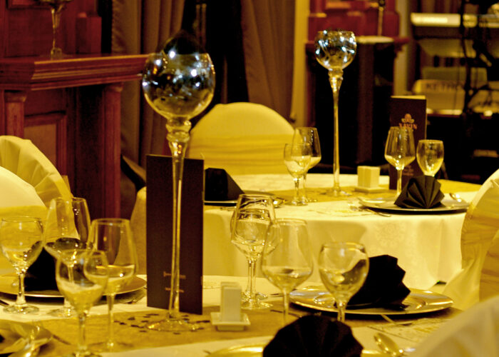 Xavin Hotel Harkány, szilveszteri rendezvény és csomagajánlat, megterített asztal esti hangulatban