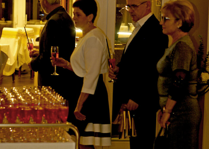Xavin Hotel Harkány, szilveszteri rendezvény és csomagajánlat, érkeznek a vendégek, üdvözlő italok átadása