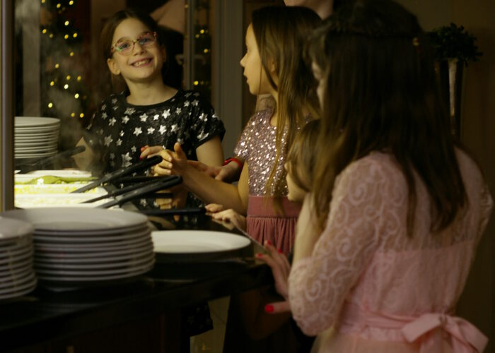 Xavin Hotel Harkány, szilveszteri rendezvény és csomagajánlat, gyerekek állnak a büféasztalnál