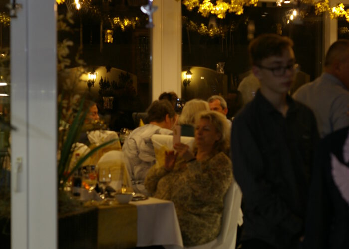 Xavin Hotel Harkány, szilveszteri rendezvény és csomagajánlat, vendégek érkeznek a télikertbe