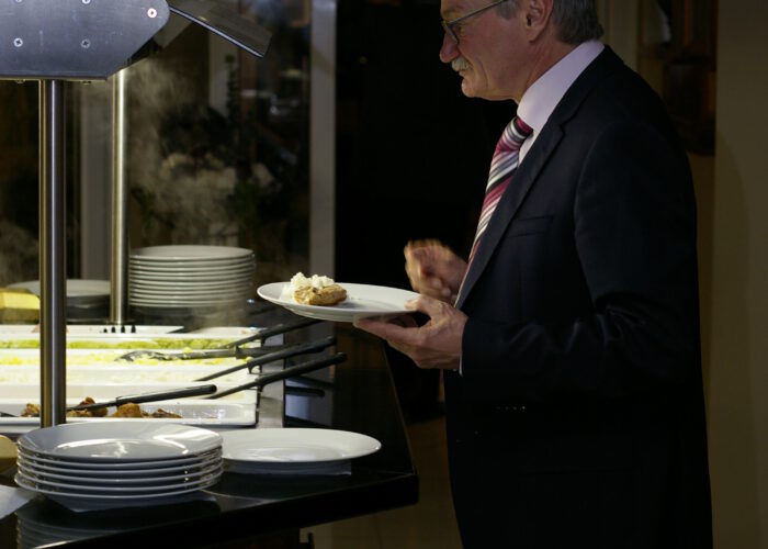 Xavin Hotel Harkány, szilveszteri rendezvény és csomagajánlat, büféasztalnál álló vendég