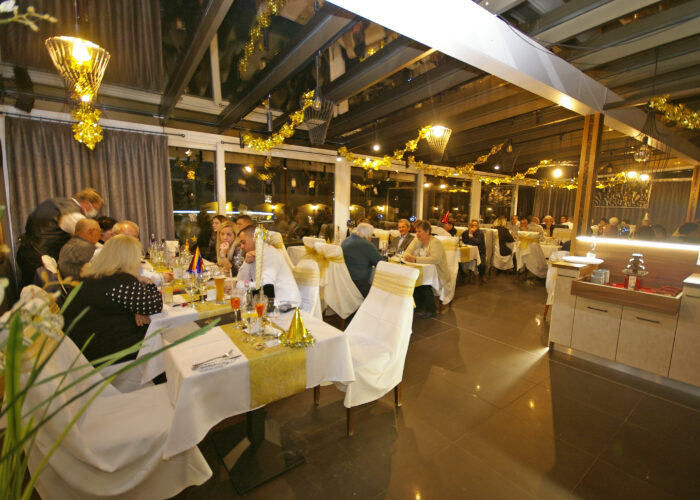 Xavin Hotel Harkány, szilveszteri rendezvény és csomagajánlat, vendégek a télikertben