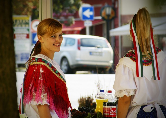 Harkány szüreti fesztivál - népviseletbe öltözve