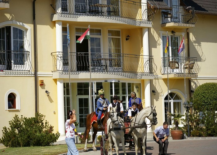 Harkány szüreti fesztivál - lovasok érkeznek a szálloda elé