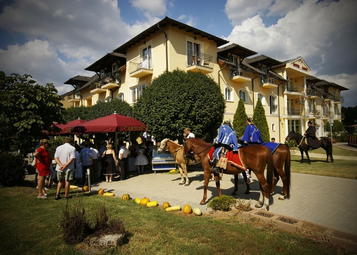 Harkány szüreti fesztivál - lovasok és érdeklődők a szálloda kerthelyiségénél