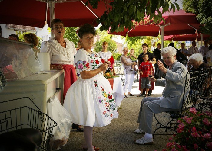 Harkány szüreti fesztivál - ének a szálloda kerthelyiségében