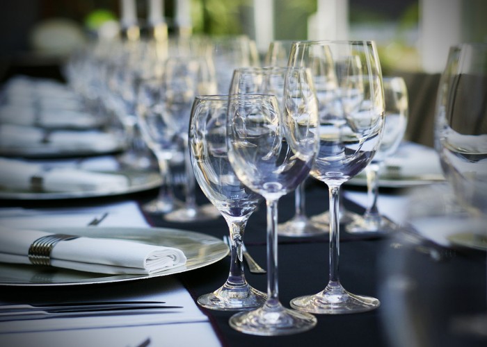 Megterített asztal a télikertben