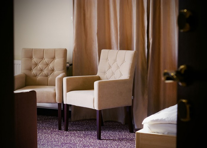 Kétágyas szoba - aranyozott érintőkártyás bejárati ajtó, háttérben a székekkel