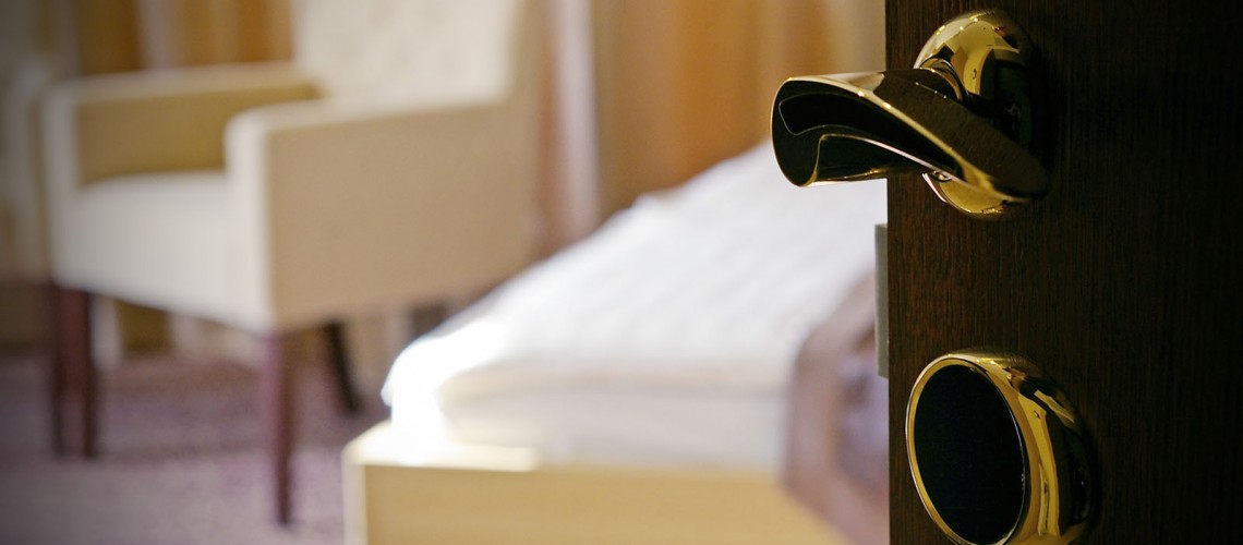 Kétágyas szoba - aranyozott érintőkártyás bejárati ajtó