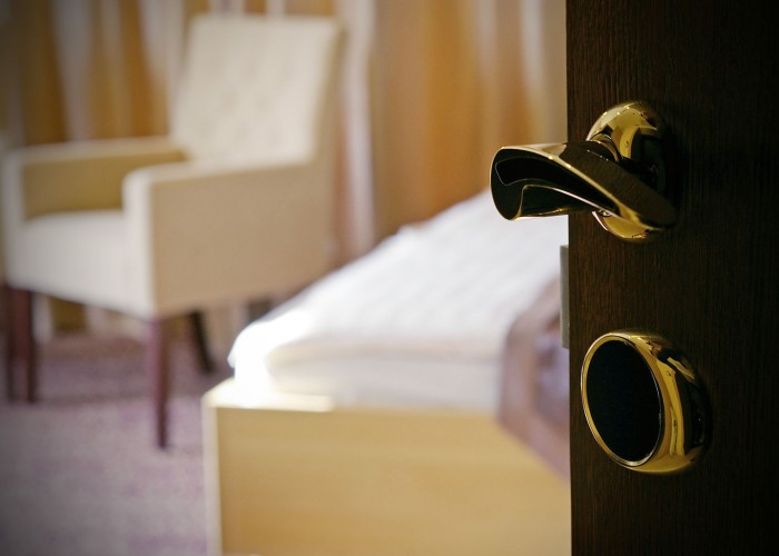 Kétágyas szoba - aranyozott érintőkártyás bejárati ajtó