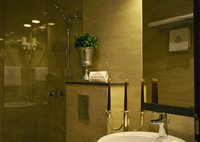 Fürdőszoba részlet - kézmosó és zuhanyzó