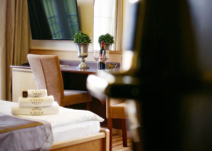 Kétágyas szoba - aranyozott érintőkártyás bejárati ajtó és LCD LED televízió