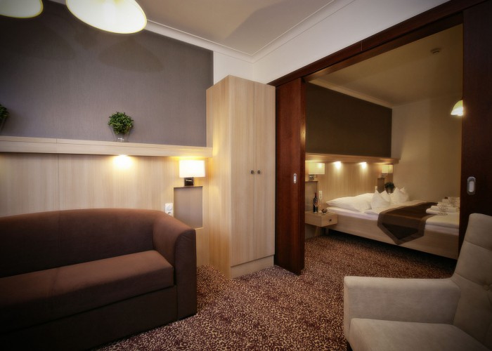 Családi lakosztály - kanapé és a térelválasztó modern tolóajtó