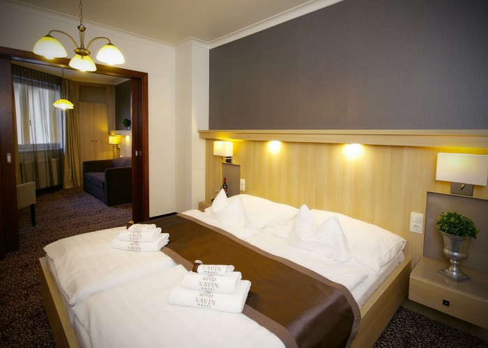 Családi lakosztály - ágy és beltér, térelválasztó tolóajtóval