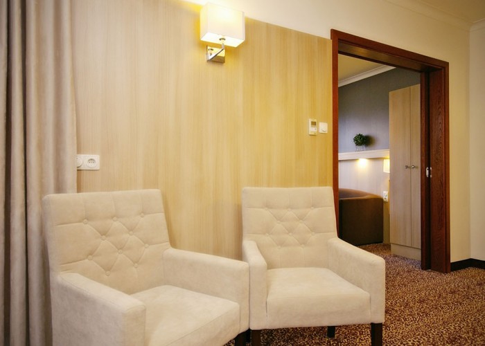 Családi lakosztály - beltér székekkel