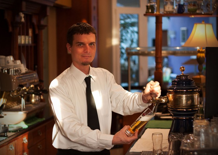 Étterem - sör csapolása