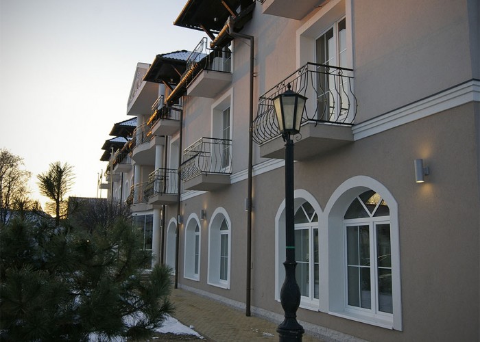 A Xavin Hotel homlokzata télen