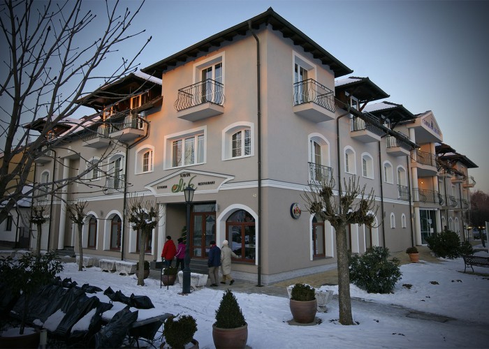 A Xavin Hotel Oliva Éttermének bejárata, jobb oldalon a szálloda főbejárata