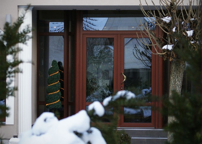 Az Oliva Étterem Kossuth utcai bejárata télen