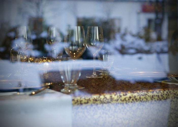 Megterített asztal látványa az utcáról