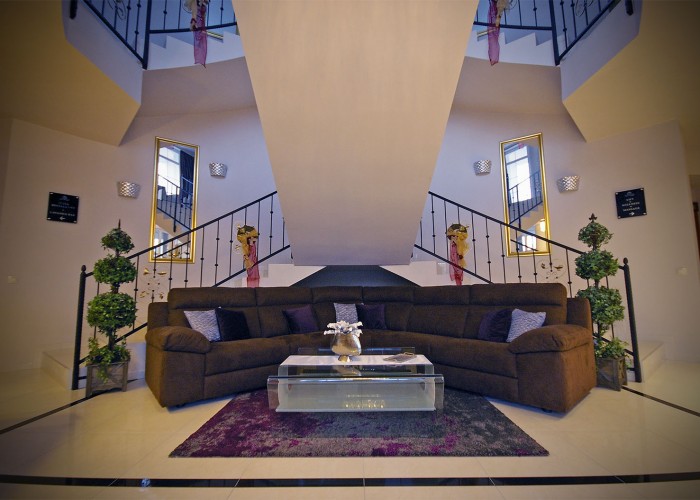 A szálloda főbejáratánál ez a kép fogadja a vendégeket