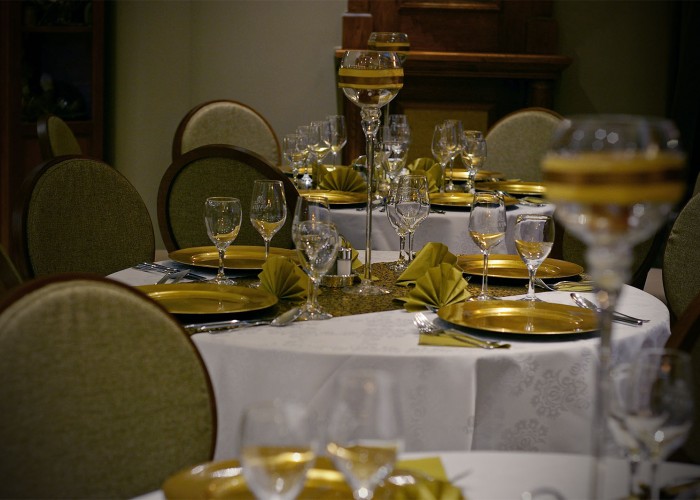 Az Oliva étterem megterített asztalai