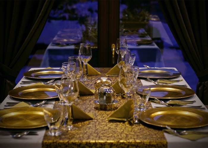 Megterített asztal az étteremben, háttérben a téli táj fényei