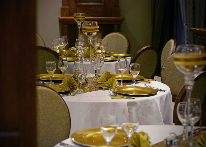 Megterített asztalok a Xavin Hotel éttermében