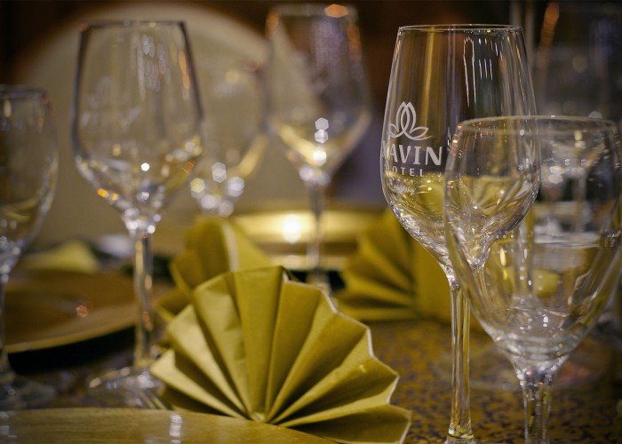 Poharak a megterített asztalon