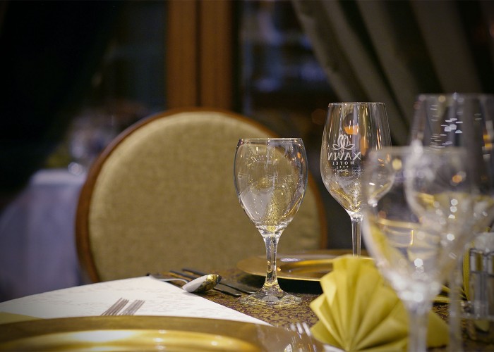 Poharak a megterített asztalon, háttérben az étterem teljesen új székével