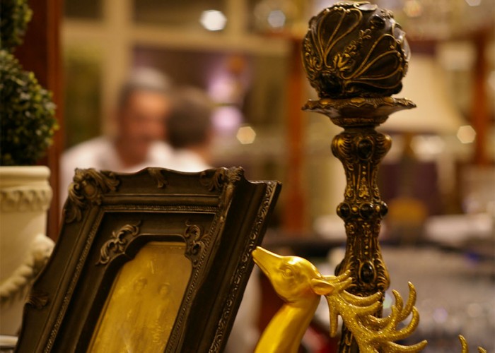 Családi kép a múltból és díszítés az étterem pultján