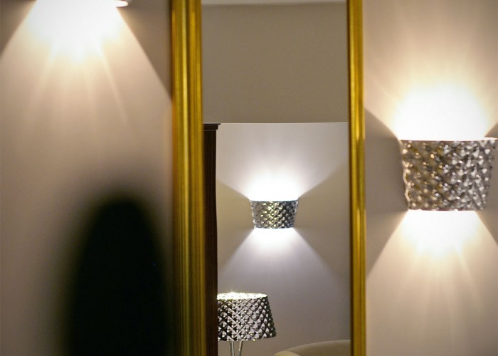 Tükörkép a Xavin Hotel emeletre vezető lépcsőjén