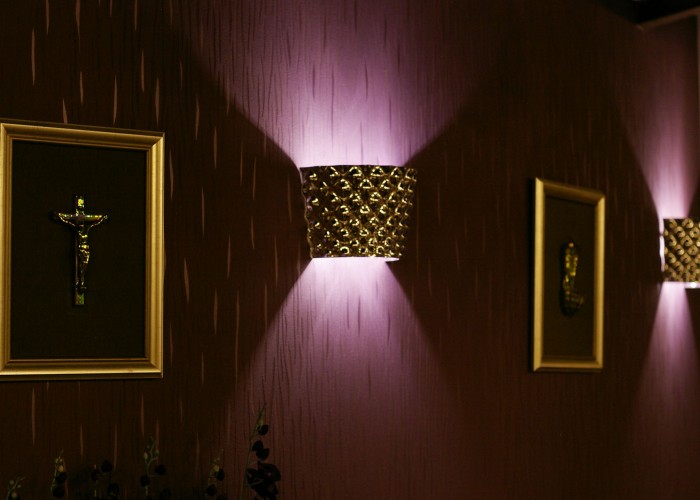 A télikert megújult világítása és az eozin képek a falon