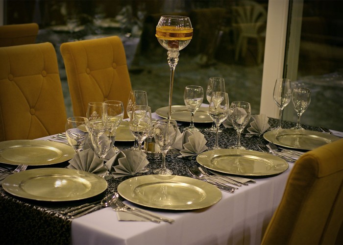 Megterített asztal a Xavin Hotel télikertjében