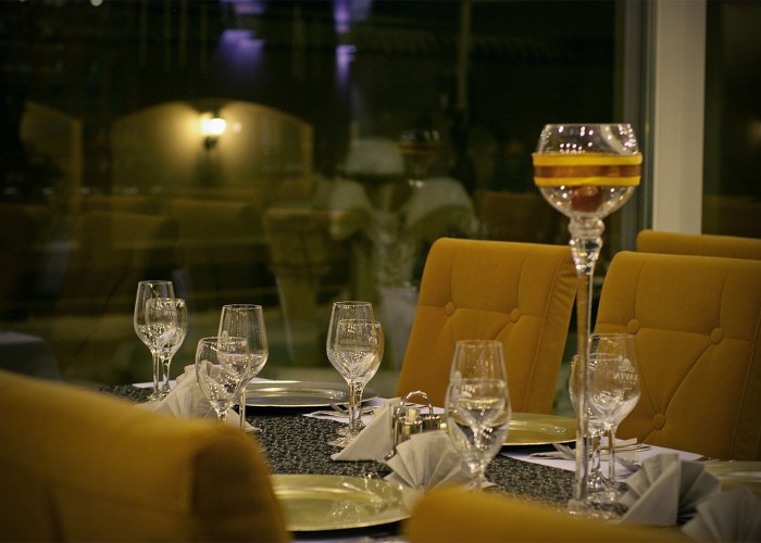 Megterített asztal a Xavin Hotel télikertjében