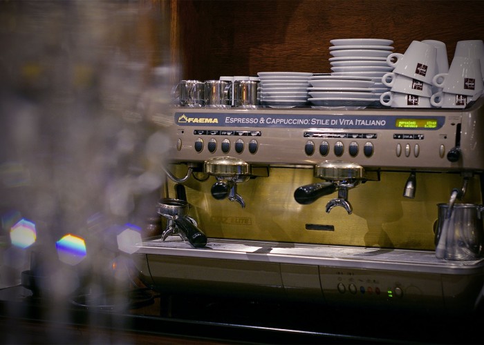 Faema professzionális kávéfőző gép és minőségi kávé az étteremben