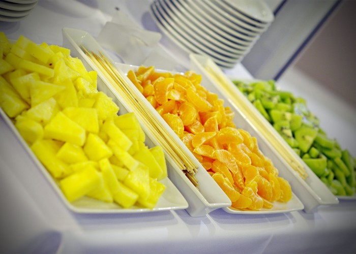 A csokoládé szökőkút gyümölcstálai sorakoznak a télikertben.