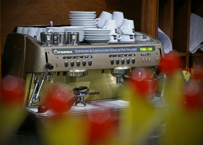 Professzionális kávéfőző gép várja a kávék szerelemeseit