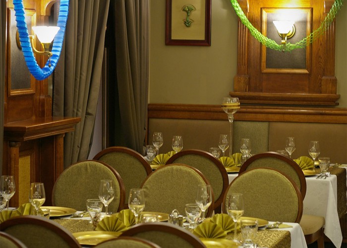 Megterített asztalok és a feldíszített beltér várja a vendégeket a Xavin Hotel éttermében